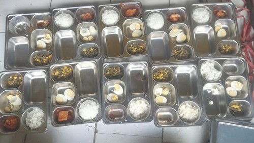 Menu MBG yang basi dan berulat yang dikembalikan sejumlah sekolah di Kecamatan Soromandi, Kabupaten Bima, NTB, pada Sabtu (31/1/2026).