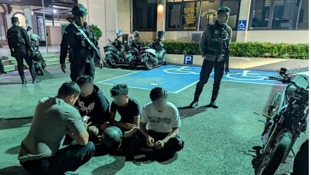 Patroli gabungan Brimob dan Samapta Polda Metro Jaya mengintensifkan pengamanan di Jakarta Timur