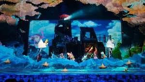 Artistik di atas panggung juga outstanding banget. Lihat deh adegan saat Kugy dan Keenan lagi mendongeng di Sekolah Alit. Ada puppets dan nuansa fantasi yang keren banget. Foto: Dok.Indonesia Kaya/ Image Dynamics