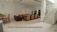 Di lantai ini juga terdapat meja makan dan ruang berkumpul. Foto: YouTube/Trans7 Official