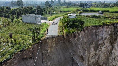 Penampakan Tanah Amblas Putus Jalan Aceh Tengah-Bener Meriah