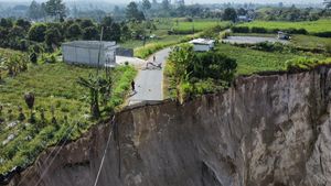 Penampakan Tanah Amblas Putus Jalan Aceh Tengah-Bener Meriah
