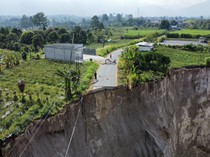 Penampakan Tanah Amblas Putus Jalan Aceh Tengah-Bener Meriah