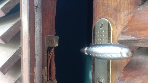 Pintu sekolah yang dicungkil pencuri di SMA swasta Ile Boleng, Jumat (30/1/2026).