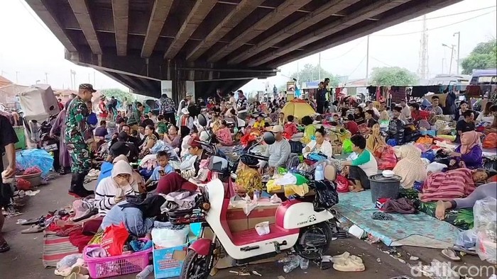 Pengungsi banjir subang di kolong jembatan Pamanukan.
