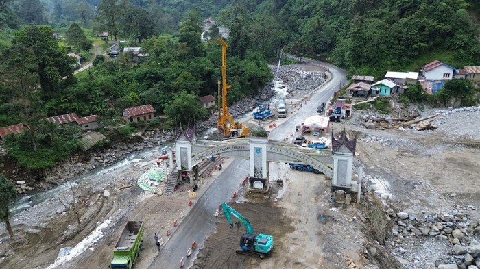 Pekerja pengerjaan jalan di kawasan Lembah Anai, Tanah Datar, Sumatera Barat, Jumat (30/1/2026). Kementerian Pekerjaan Umum melalui Hutama Karya Infrastruktur mempercepat penanganan ruas jalan nasional penghubung Padang—Bukittinggi yang rusak akiba