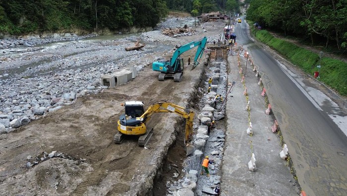 Pekerja pengerjaan jalan di kawasan Lembah Anai, Tanah Datar, Sumatera Barat, Jumat (30/1/2026). Kementerian Pekerjaan Umum melalui Hutama Karya Infrastruktur mempercepat penanganan ruas jalan nasional penghubung Padang—Bukittinggi yang rusak akibat bencana November 2025 itu, ditargetkan difungsikan kembali saat akhir bulan Ramadhan atau menjelang Idul Fitri sebagai jalur mudik. ANTARA FOTO/Iggoy el Fitra/rwa.