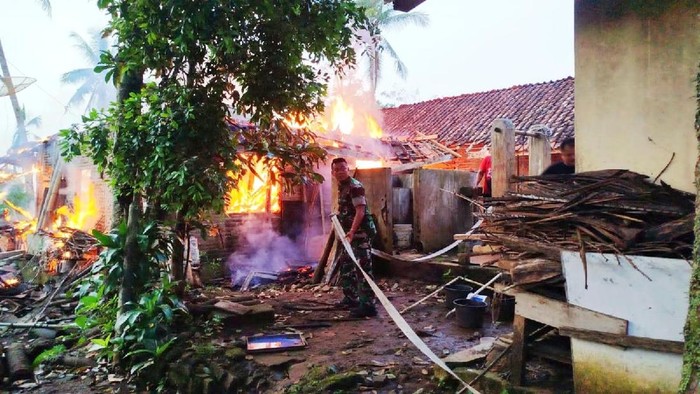 Kebakaran di Ciamis, Rumah Milik Uju Hangus Dilalap Api Saat Subuh