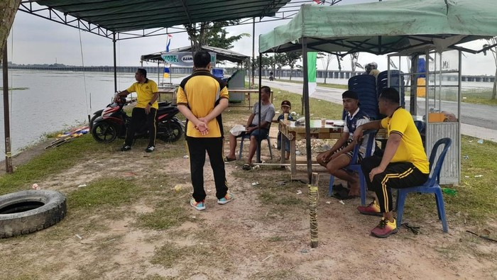 Polisi saat mengimbau pengemudi speedboat di Ogan Ilir