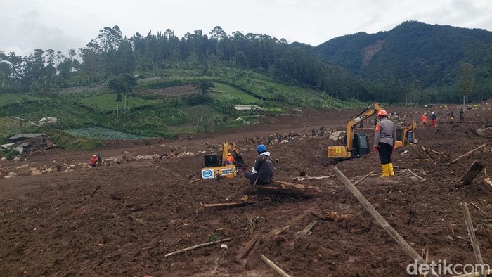 Proses evakuasi jasad tertimbun longsor di worksite A2.