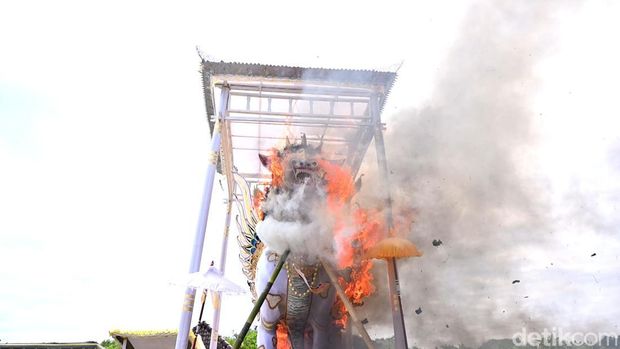 Prosesi kremasi jenazah Jro Mangku Gede Pura Payogan Agung Ketewel I Nyoman Widiana menggunakan petulangan singa putih di Pantai Ketewel, Gianyar, Bali, Sabtu (31/1/2026). (Foto: Aryo Mahendro/)