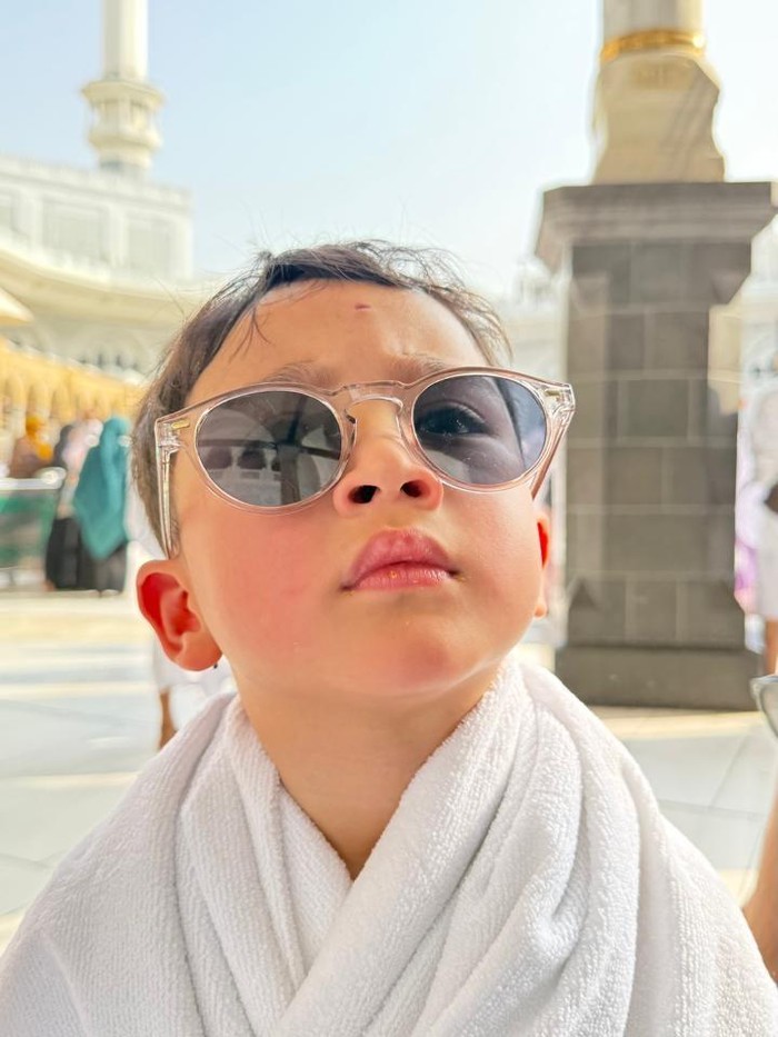 Masyaallah Gemas! Pose Rayyanza Berdoa saat Umrah Curi Atensi