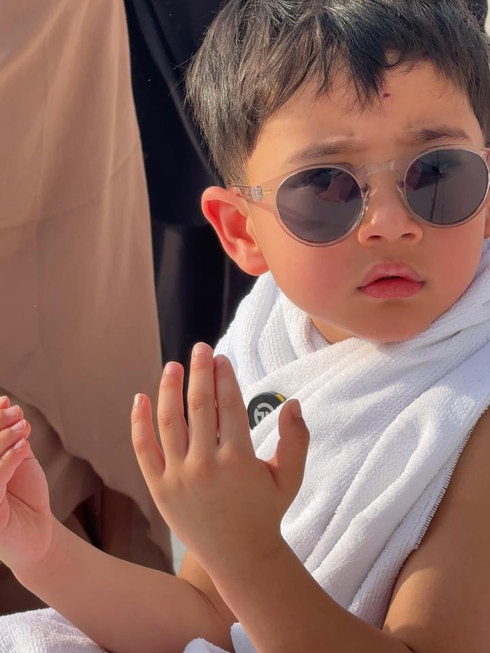 Masyaallah Gemas! Pose Rayyanza Berdoa saat Umrah Curi Atensi