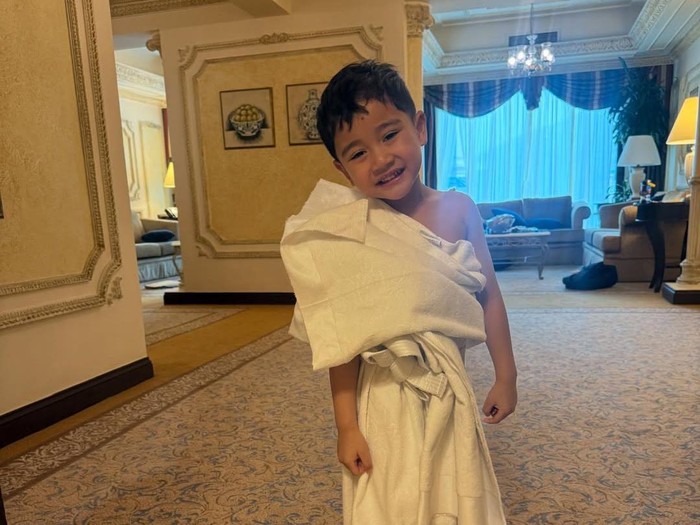 Masyaallah Gemas! Pose Rayyanza Berdoa saat Umrah Curi Atensi