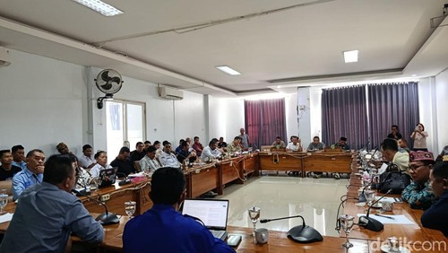 Suasana RDP DPRD Manggarai Barat dengan perwakilan sejumlah asosiasi pariwisata di Labuan Bajo membahas penutupan pelayaran kapal wisata, Jumat (30/1/2026).