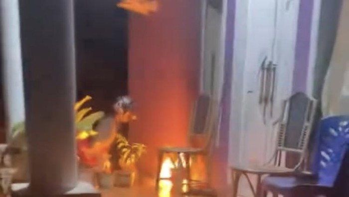 Rumah kades di Luwu dilempari bom molotov.