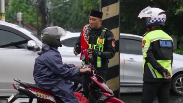 Sejumlah pemotor masih melaju lawan arah di kawasan Adhyaksa, Lebak Bulus. Setelah sempat beri teguran tertulis, polisi memberi edukasi lewat pendekatan religi. (dok TMC Polda Metro)