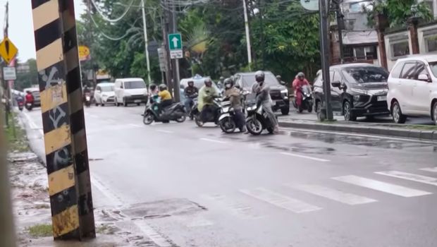 Sejumlah pemotor masih melaju lawan arah di kawasan Adhyaksa, Lebak Bulus. Setelah sempat beri teguran tertulis, polisi memberi edukasi lewat pendekatan religi. (dok TMC Polda Metro)