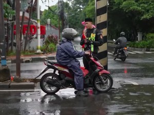 Ragam Cara Polisi Lakukan Agar Pemotor Tak Lawan Arah di Lebak Bulus