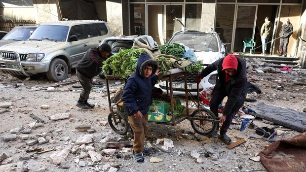 Sisa-sisa reruntuhan saat warga Palestina memeriksa lokasi serangan Israel pada hari Sabtu, di Kota Gaza, Sabtu (31/1/2026). (REUTERS/Dawoud Abu Alkas)