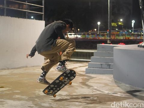 Skate & BMX Park Kalimas masih dan semakin aktif dimanfaatkan komunitas skateboard dan BMX sebagai ruang latihan dan aktivitas olahraga di pusat kota Surabaya.