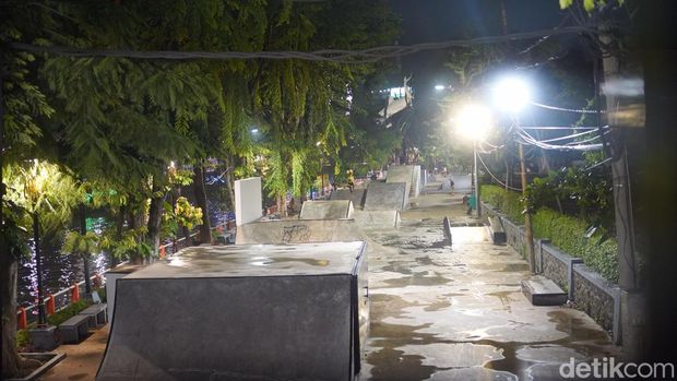 Skate & BMX Park Kalimas masih dan semakin aktif dimanfaatkan komunitas skateboard dan BMX sebagai ruang latihan dan aktivitas olahraga di pusat kota Surabaya.