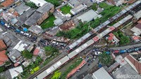 Kendaraan tertahan saat kereta melintas di perlintasan Stasiun Citayam. Tingginya frekuensi perjalanan kereta memperpanjang waktu tunggu pengendara.