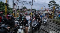 Antrean kendaraan mengular akibat penyempitan jalan di sekitar Stasiun Citayam, diperparah angkutan umum yang berhenti menunggu penumpang.