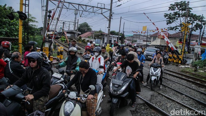 Pengendara terjebak kemacetan panjang di Jalan Raya Citayam, Depok, Sabtu (31/1/2026). Kepadatan terjadi meski akhir pekan.
