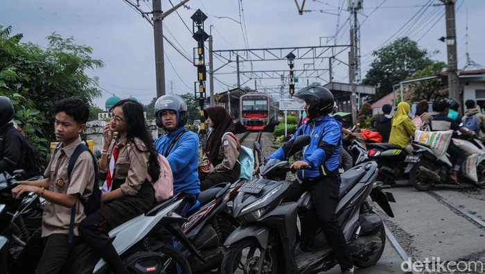 Pengendara terjebak kemacetan panjang di Jalan Raya Citayam, Depok, Sabtu (31/1/2026). Kepadatan terjadi meski akhir pekan.