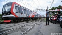 Tidak sedikit pengendara memilih jalur alternatif atau “jalan tikus” untuk menghindari macet, meski berisiko kecelakaan akibat dekat rel kereta.