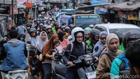 Pengendara terjebak kemacetan panjang di Jalan Raya Citayam, Depok, Sabtu (31/1/2026). Kepadatan terjadi meski akhir pekan.