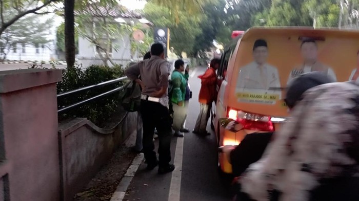 Suami istri bertengkar hingga asam lambung suami kambuh. Suami tersebut lalu dibawa ke RSUD Tangsel dengan menggunakan ambulans. (Dok istimewa).