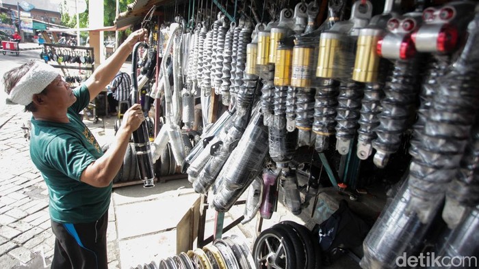 Pedagang merapikan suku cadang dan aksesori motor bekas di kawasan Palmerah, Jakarta, Sabtu (31/1/2026), yang menjadi rujukan pengendara mencari komponen alternatif berharga terjangkau.