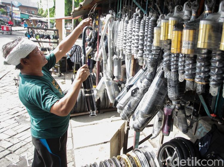 Suku Cadang Motor Bekas Laris Manis Saat Musim Banjir