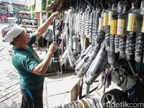 Suku Cadang Motor Bekas Laris Manis Saat Musim Banjir