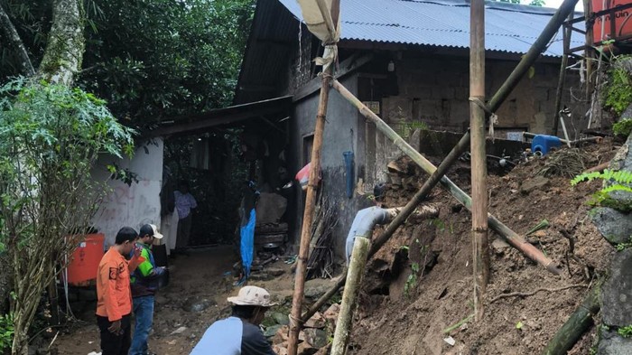 Tanah Bergerak di Babakan Madang Bogor, 11 Rumah Warga Rusak