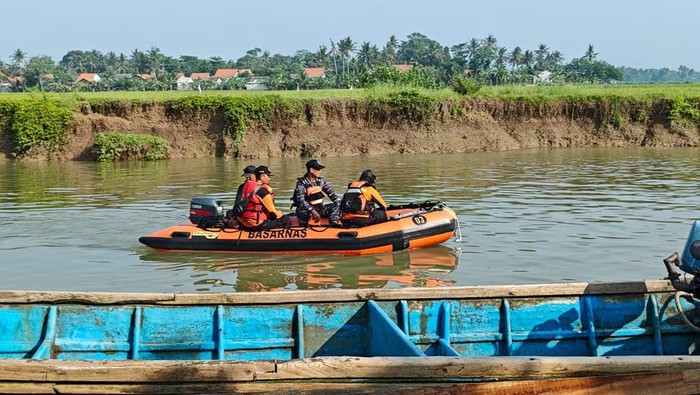 Tim SAR gabungan melakukan pencarian terhadap penambang pasir yang dilaporkan tenggelam di Muara Sungai Serayu, Kecamatan Kesugihan, Kabupaten Cilacap, Sabtu (31/1/2026).
