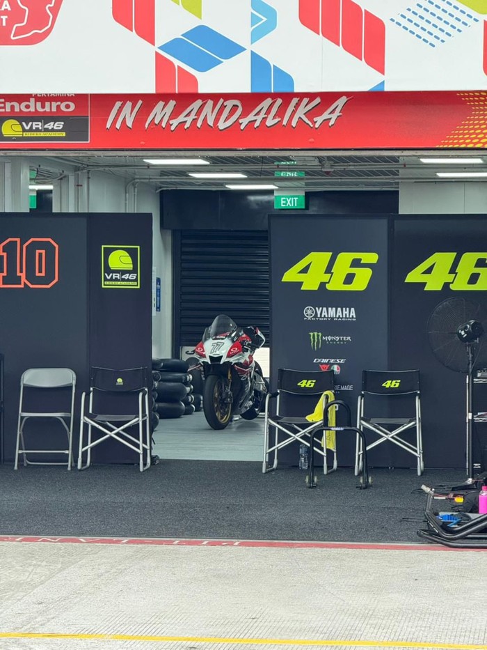 Yamaha R1 Merah Misterius di Samping Motor Rossi, Punya Siapa?