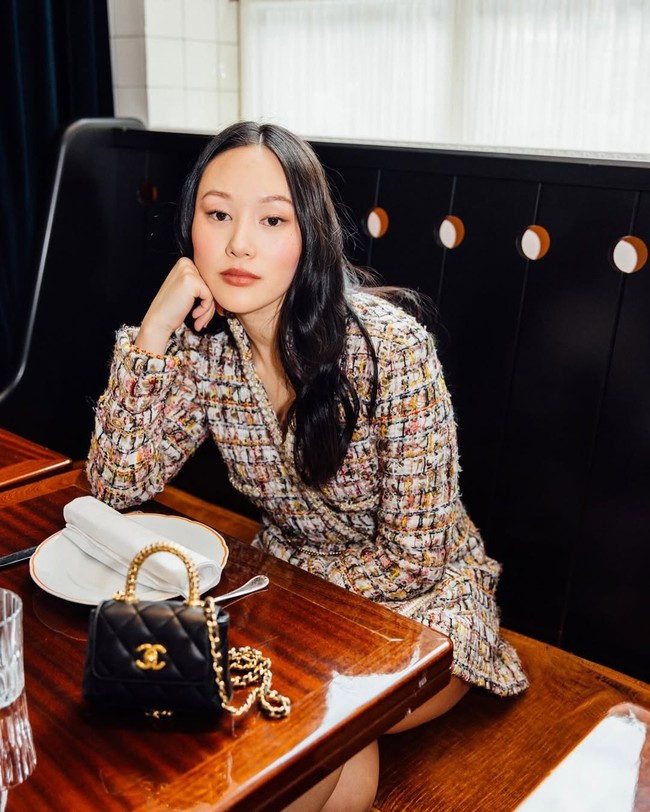 Orang tua jadi sosok yang sangat berperan dalam karier akting Yerin Ha. Atas saran mereka, Yerin bersekolah di Kaywon High School of Arts, Seoul, Korea Selatan. Ia diterima lewat audisi di usia 15 tahun dan menjalani pelatihan seni peran intensif selama tiga tahun. Foto: Instagram/@yerinha_