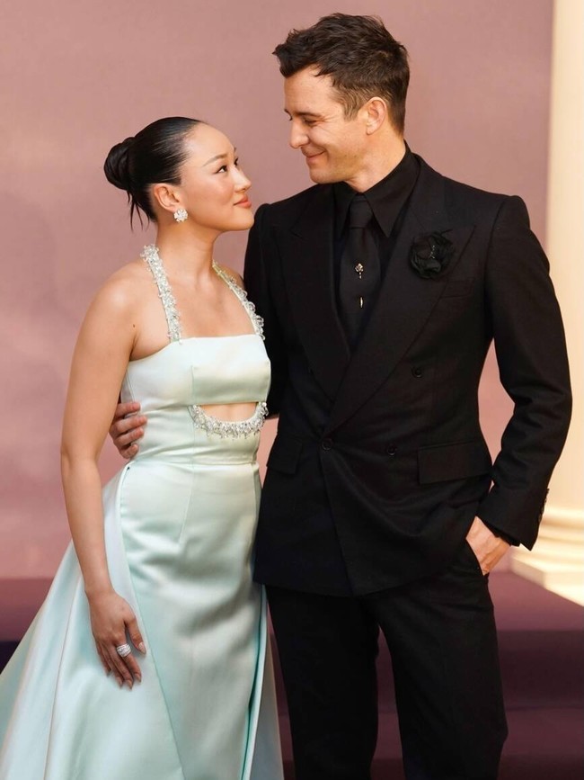 Yerin Ha memerankan Sophie Baek, perempuan mandiri yang tumbuh di luar sistem sosial bangsawan. Karakter ini menghadirkan dinamika baru dan menjadi pasangan romantis Benedict Bridgerton. Foto: Instagram/@yerinha_