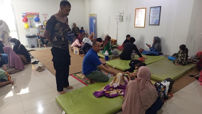 Dugaan keracunan massal terjadi di sebuah hajatan di Desa Baruh Tabing, Kecamatan Banjang, Kabupaten Hulu Sungai Utara (HSU). Sebanyak 153 orang dilarikan ke puskesmas terdekat, termasuk anak-anak.