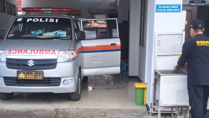 Ambulance Kamar jenazah RSUD Blambangan bersiap menjemput jenazah diduga korban KMP Tuni Pratama Jaya.