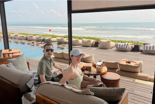 Angel Karamoy dan Gusti Ega kembali memamerkan momen kebersamaan mereka. Setelah berlibur ke Amerika Serikat, kai ini keduanya tampak bertolak ke Bali. Foto: Instagram/@realangelkaramoy