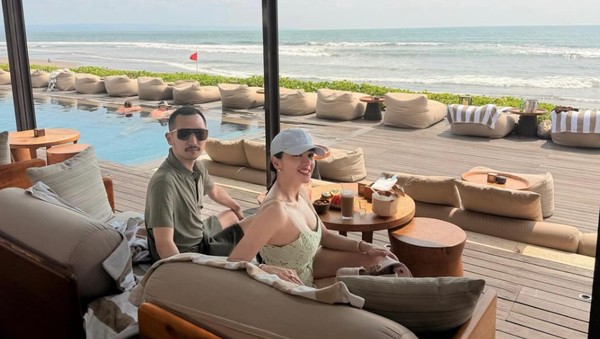 Potret Angel Karamoy & Gusti Ega Liburan ke Bali, Cincin Berlian Bikin Salfok