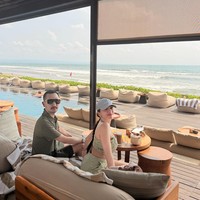 Dalam beberapa foto yang dibagikan terlihat keduanya yang duduk bersama sambil menyantap makanan sekaligus menikmati keindahan pantai Bali. Angel dan Gusti Ega juga terlihat kompak mengenaka busana berwarna hijau. Foto: Instagram/@realangelkaramoy