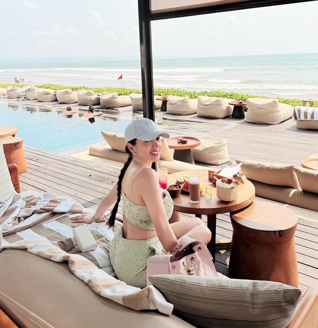 Angel tampil seksi kenakan setelan tanpa lengan berwarna hijau muda dengan bahan lace. Ia melengkapi penampilannya dengan topi berwarna biru muda serta tas Chanel warna pink pastel.  Foto: Instagram/@realangelkaramoy