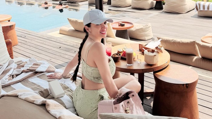 Terpopuler: Angel Karamoy Pelesiran di Pulau Dewata