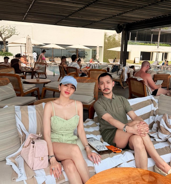 Sementara Gusti Ega memilih kemeja lengan pendek warna hijau lengkap dengan celana pendek senada. Kompak dengan Angel, penampilannya pun terlihat simpel dan santai. Foto: Instagram/@realangelkaramoy