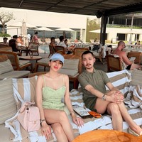 Sementara Gusti Ega memilih kemeja lengan pendek warna hijau lengkap dengan celana pendek senada. Kompak dengan Angel, penampilannya pun terlihat simpel dan santai. Foto: Instagram/@realangelkaramoy